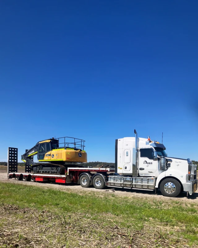 We’re excited to announce the first construction delivery for our Maclean Branch. Local cane farmer Jon Hirst is now the proud owner of the E210-11⚠️

Jon has a strong history with John Deere, operating a fleet of JD tractors and a 9760STS Combine. This new machine will play a key role in his farming operation, helping to clear and develop additional cane drains across his property.

Thank you, Jon, for your continued trust in RDO. We’re proud to support your work.

#RDOMaclean #E21011 #JohnDeere #CaneFarming #RDOEquipmentAustralia #FirstDelivery