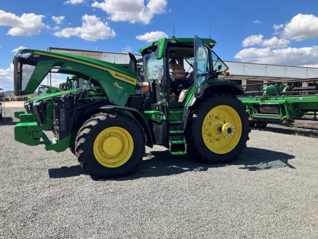 Our Toowoomba team recently completed a John Deere 7R and 8R technical training session led by Ken Nicklas.

Technicians worked through real diagnostics, electrical testing, CAN Bus exercises and live tractor connections in the yard. Ken also introduced real world faults to sharpen problem solving under pressure.

Great job team💪